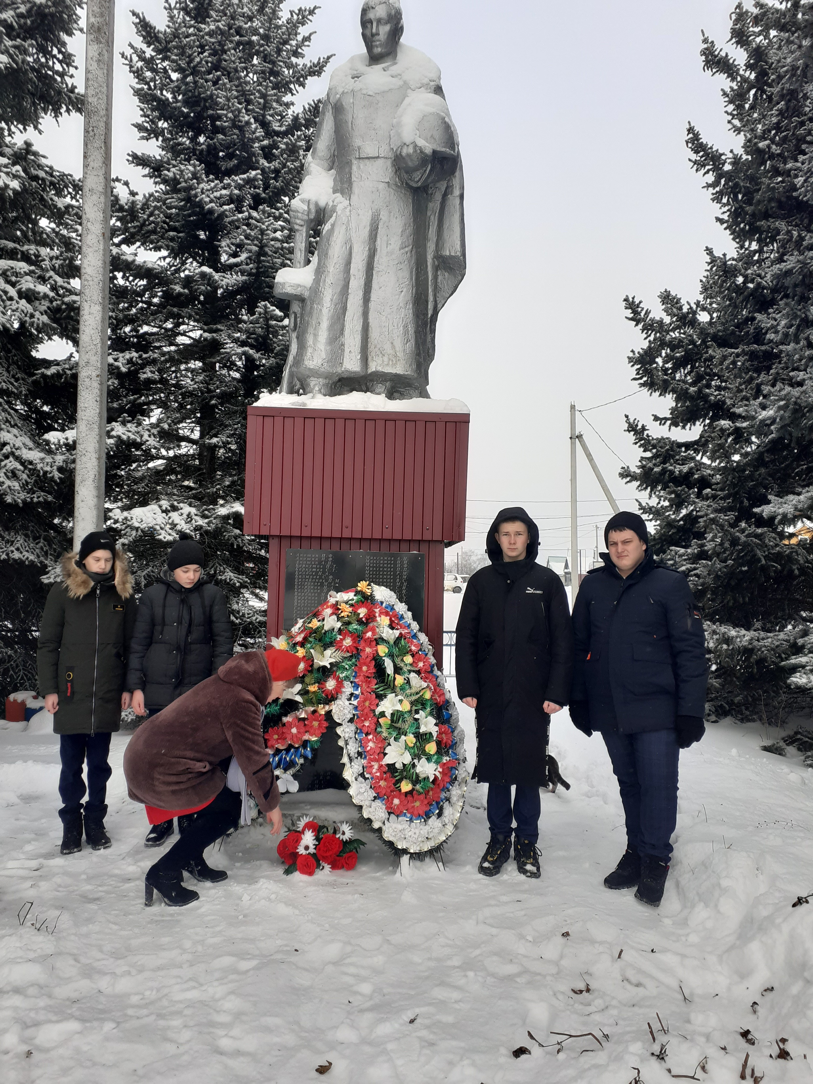 Возложение цветов к памятнику Защитникам Отечества.